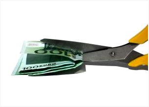 Ножницы разрезают деньги