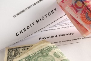 Документы с описанием кредитной истории и деньги