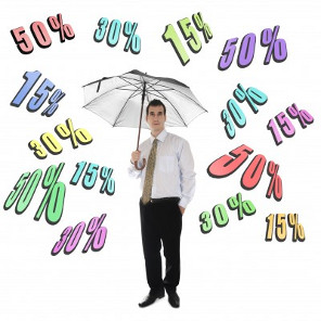 Бизнесмен с зонтом и процентные ставки